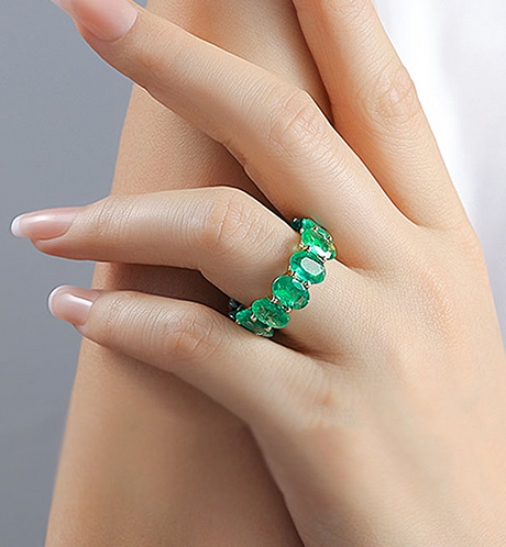 SARATTI Custom Gemstone Wedding Bands — handcrafted gold and platinum rings designed to celebrate every love story.