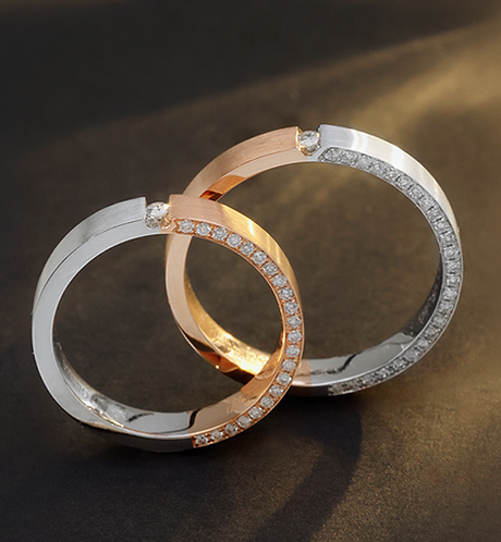 Matching gold and platinum wedding bands by SARATTI — elegant symbols of timeless commitment and modern craftsmanship.