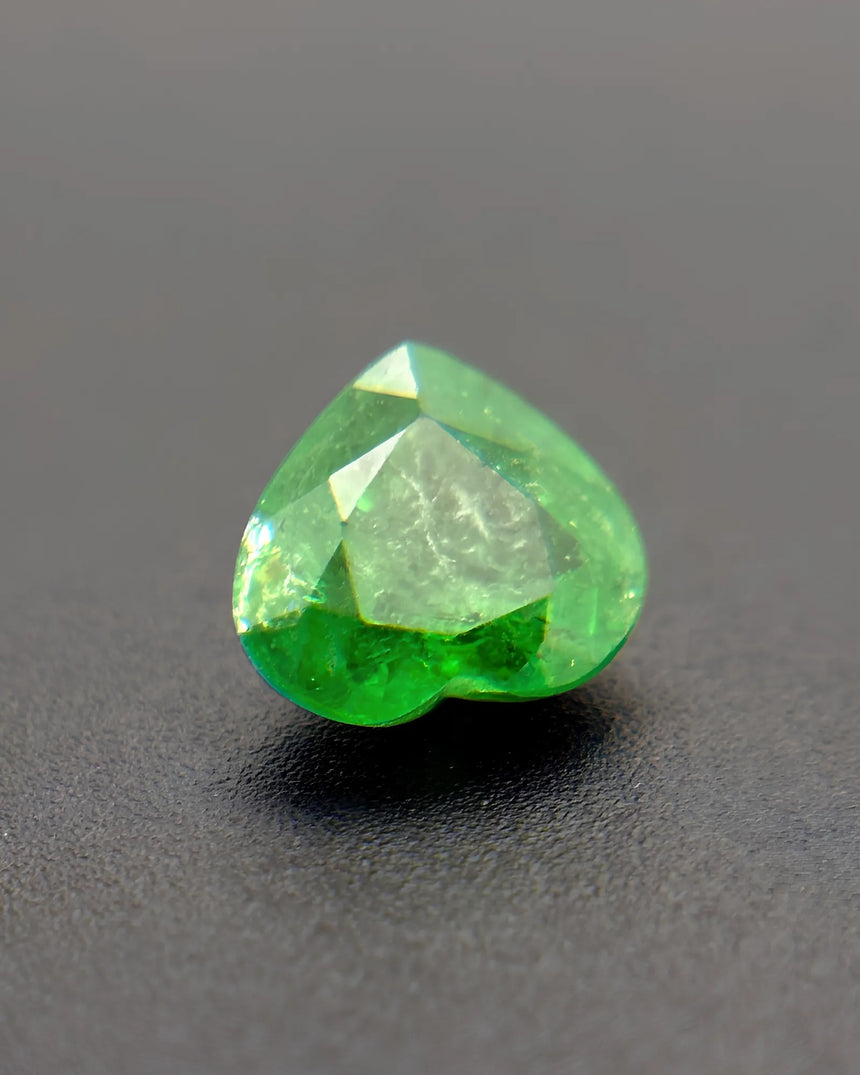 0.9 carat Natural Tsavorite Garnet faceted heart alternate angle | SARATTI