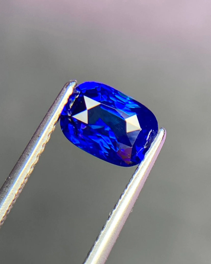 1.52ct Vivid Blue Natural Sapphire Cushion side profile | SARATTI