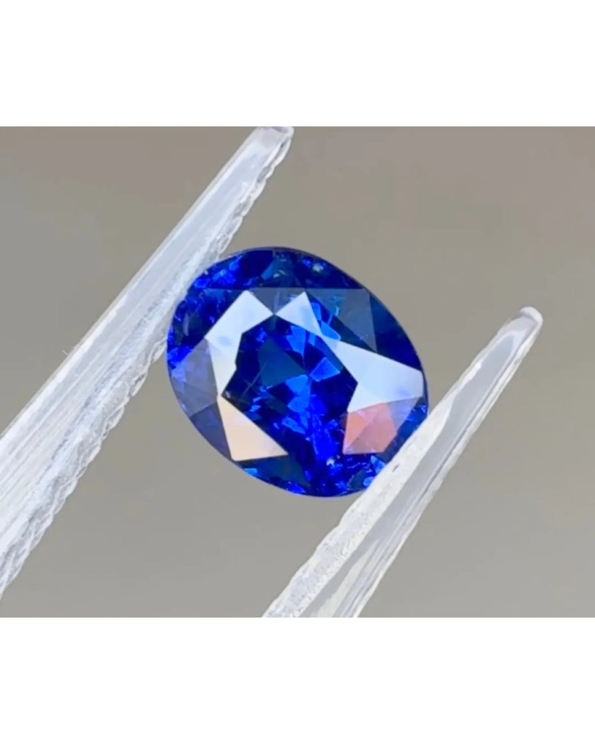 1.81ct Natural Vivid Blue Sapphire Oval faceted close-up | SARATTI