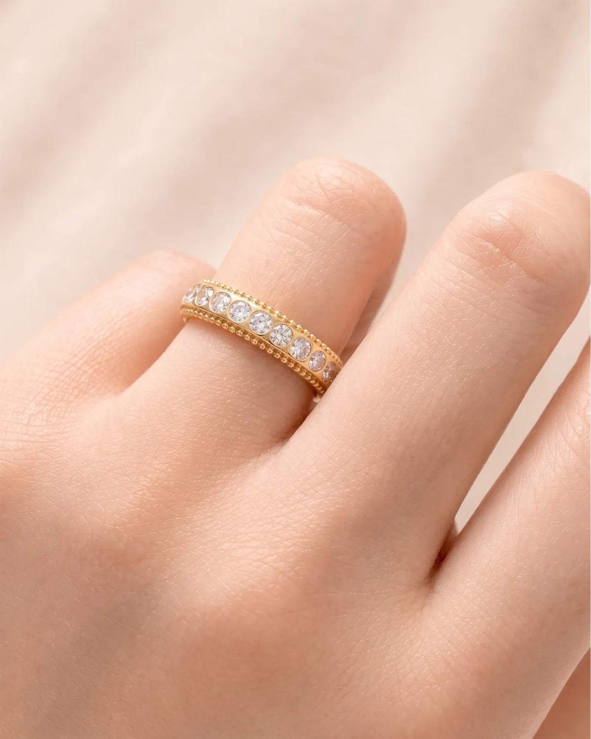 Diamond wedding band in 18K yellow gold, view 4 | SARATTI