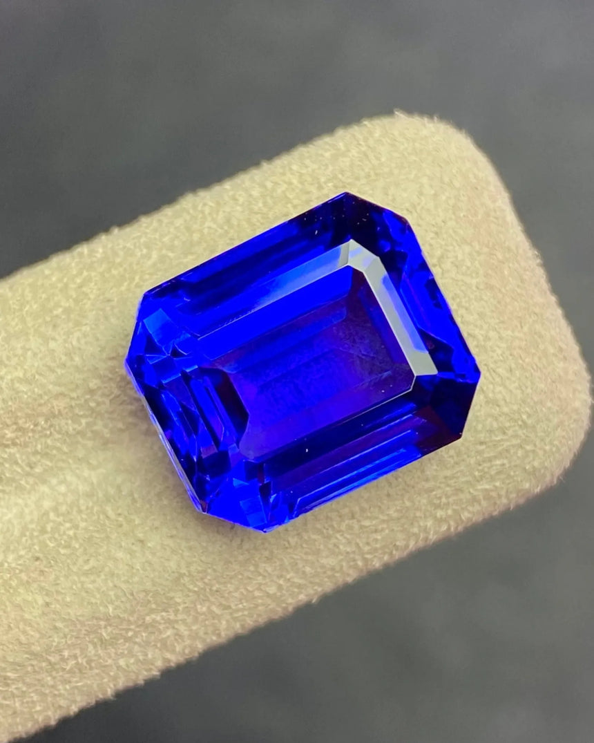 14.8 × 12.4 × 9.4 mm Natural Tanzanite emerald cut face-up view | SARATTI