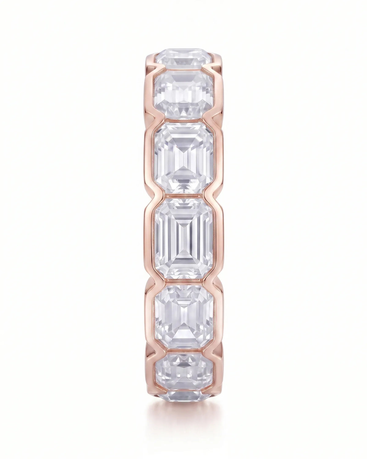 Emerald-cut diamond eternity band with bezel settings, detail view 3 | SARATTI