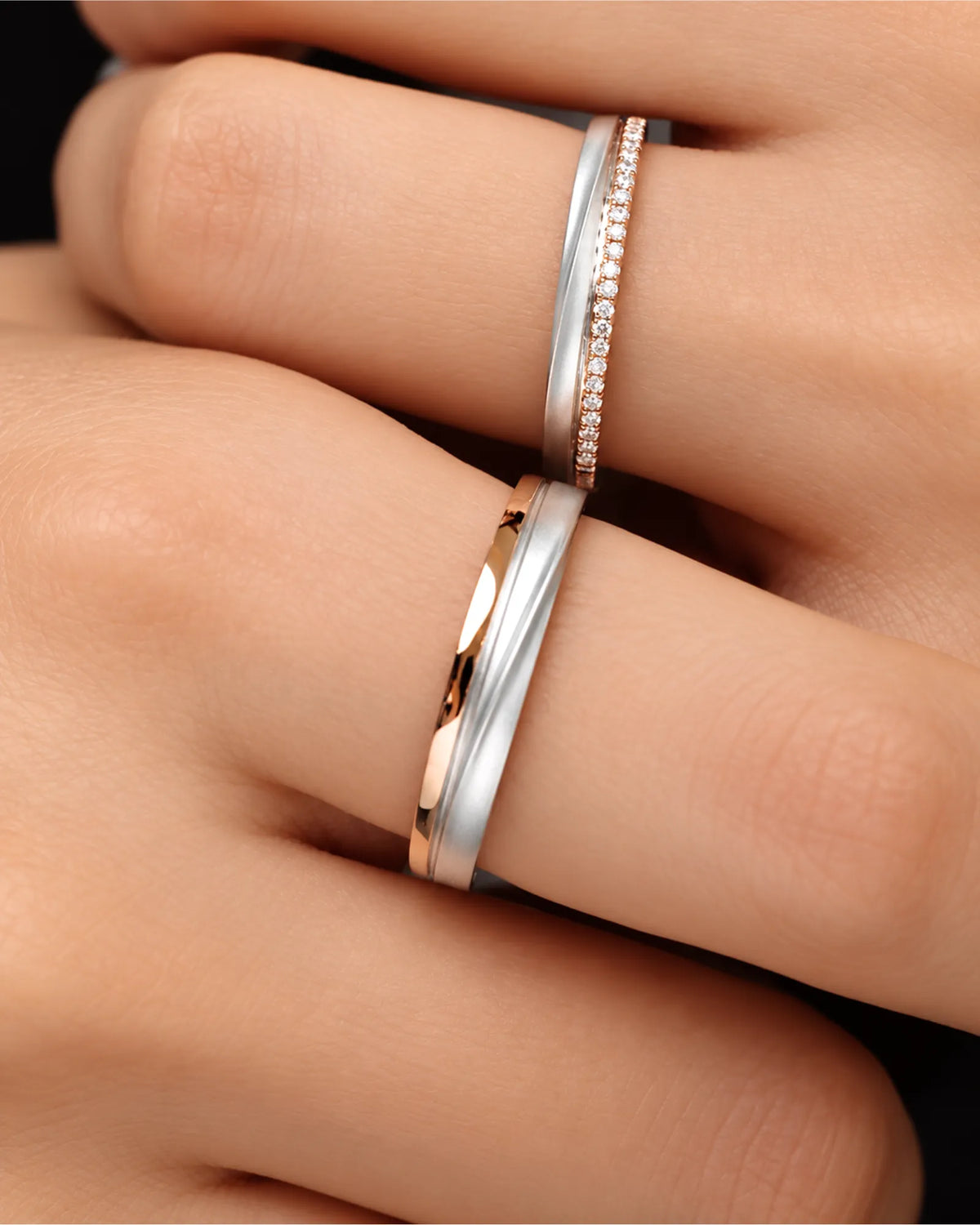 18K two tone gold couple wedding bands featuring elegant wave contours and harmonious contrast | SARATTI