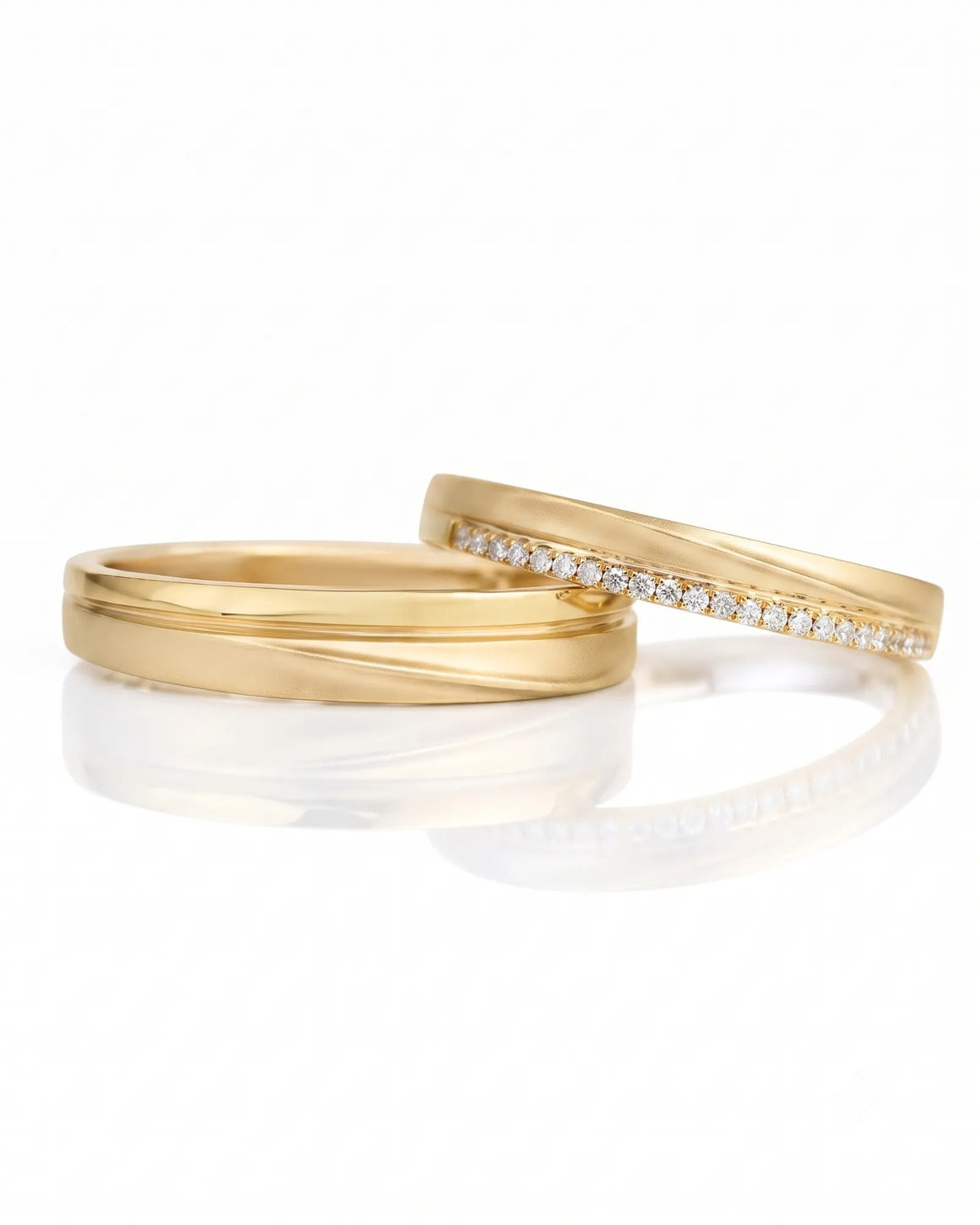 18K yellow gold couple wedding bands featuring elegant wave contours and refined craftsmanship | SARATTI