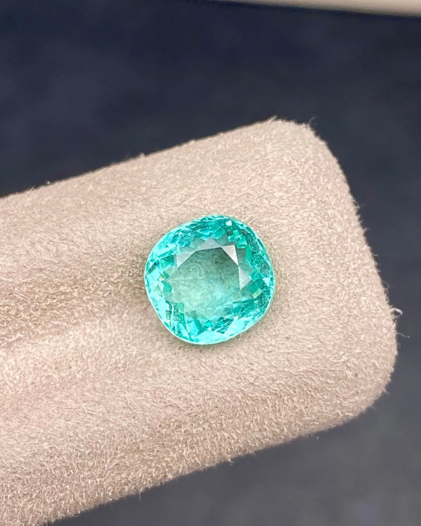 Close-up of 2.21ct Natural Green Emerald Cushion showing its Modified Brilliant facet arrangement | SARATTI