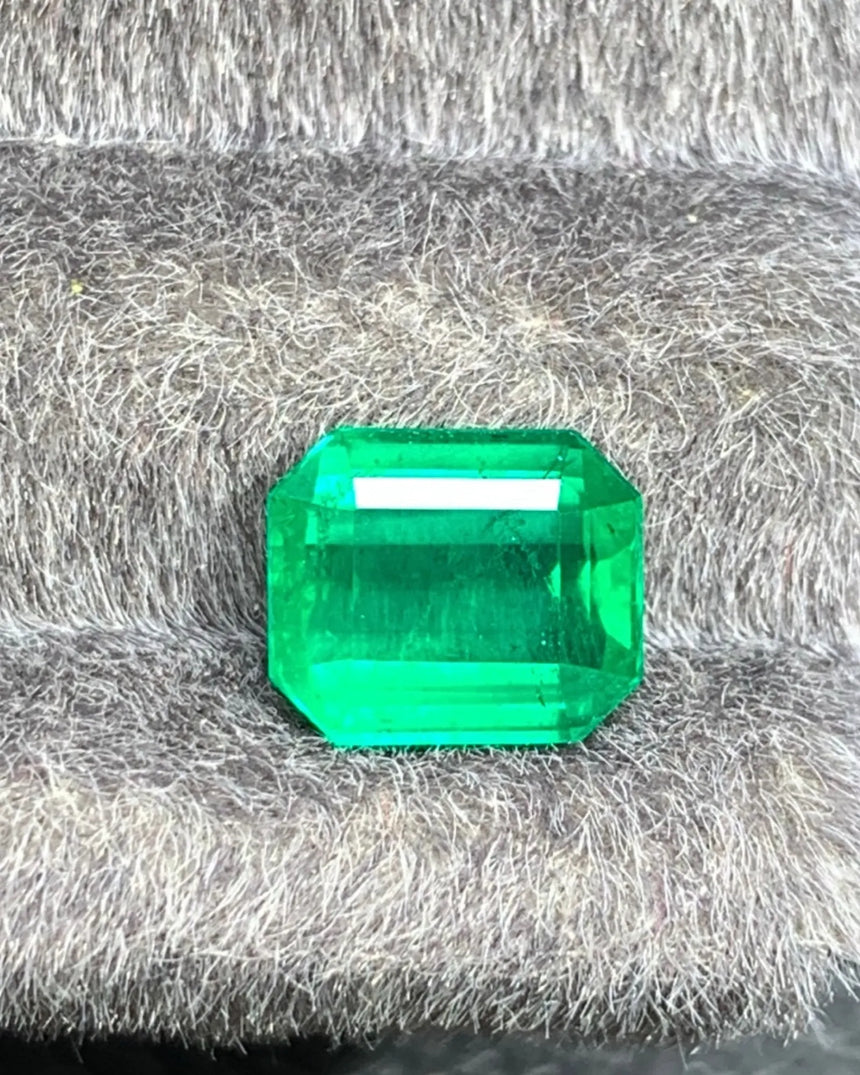 2.28ct Natural Emerald measuring 8.62 by 7.26 by 4.81 millimetres | SARATTI