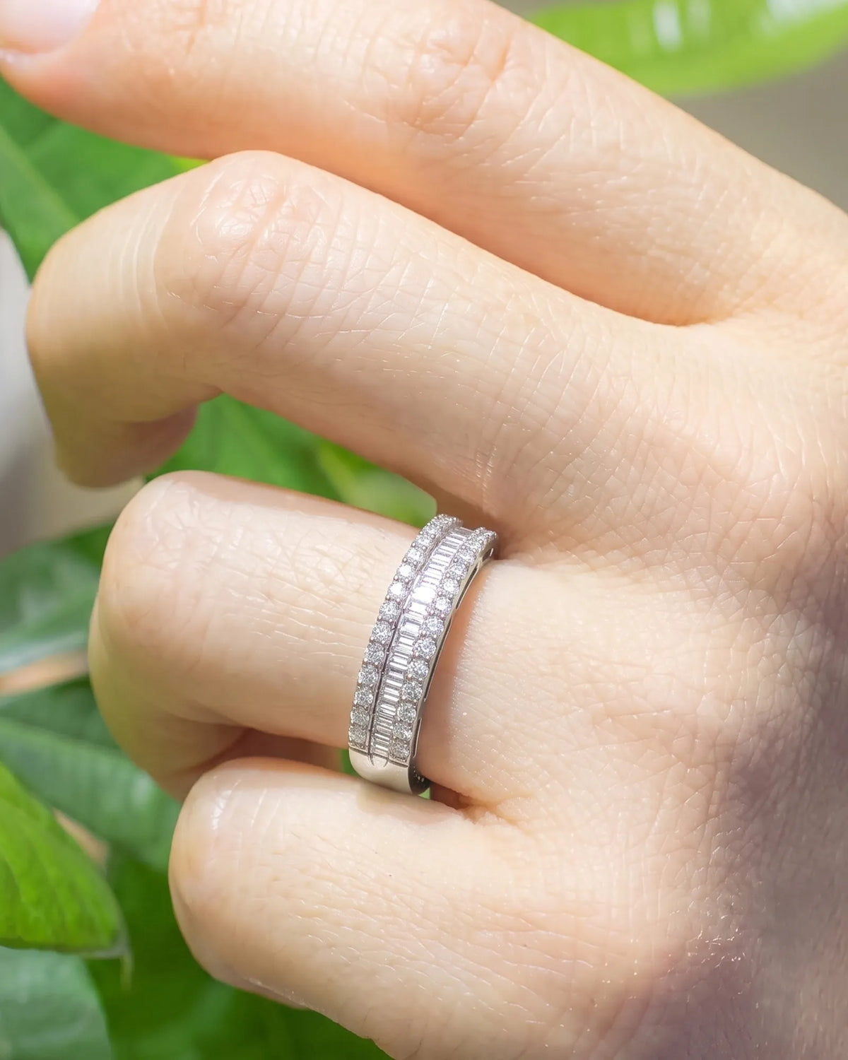 Baguette-cut and round brilliant diamond wedding band in polished platinum | SARATTI