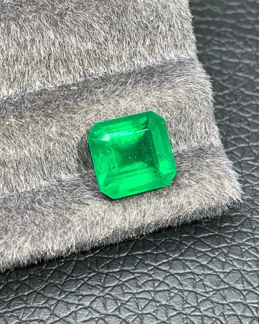 4.95 CTS Vivid Green Natural Emerald from an alternate angle, showing its octagonal outline and step facets | SARATTI