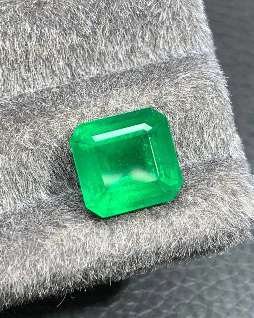 Octagonal 4.95 CTS Vivid Green Natural Emerald showing clipped corners, near-square proportions and balanced face-up shape | SARATTI