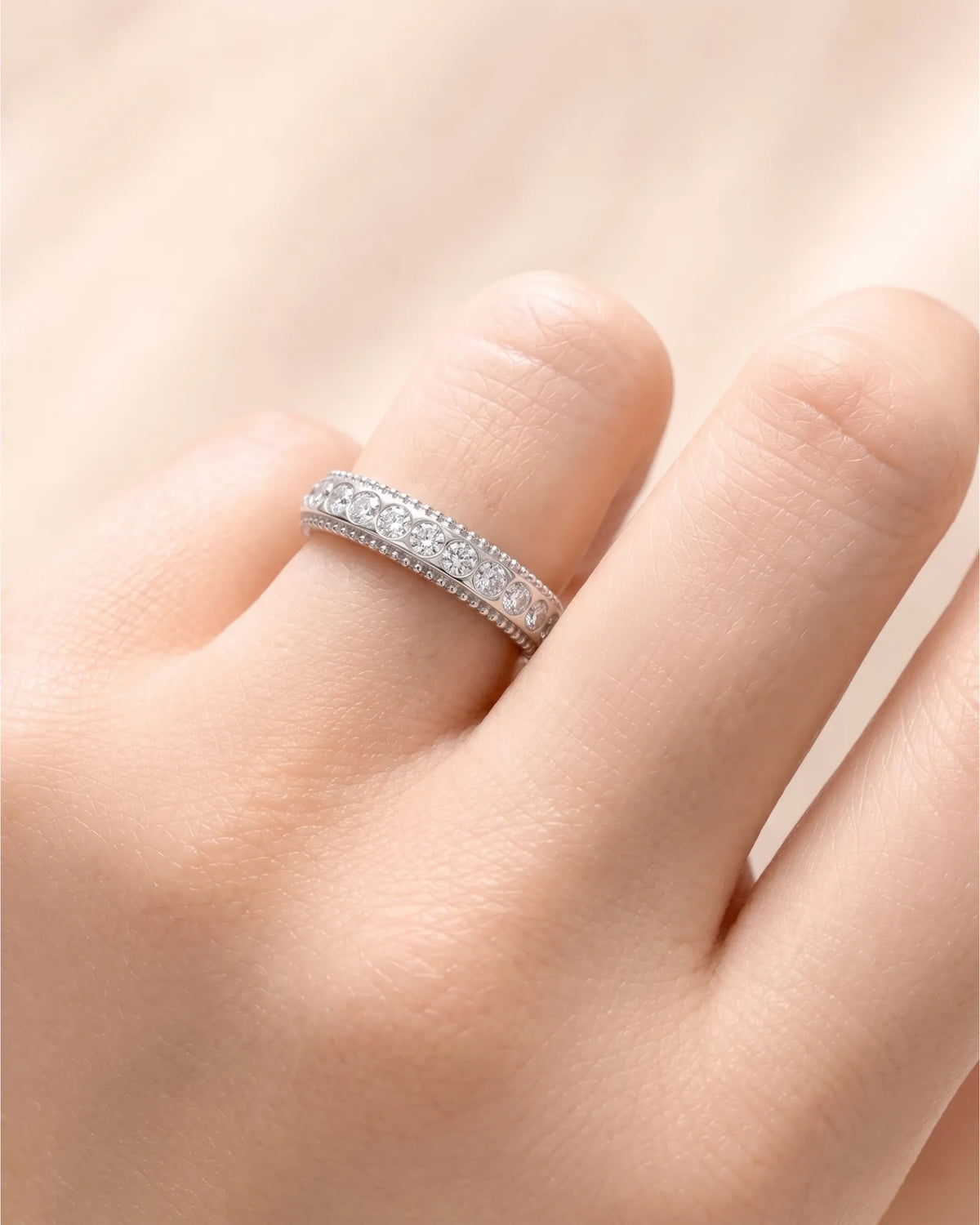 Diamond wedding band in platinum, detail view | SARATTI