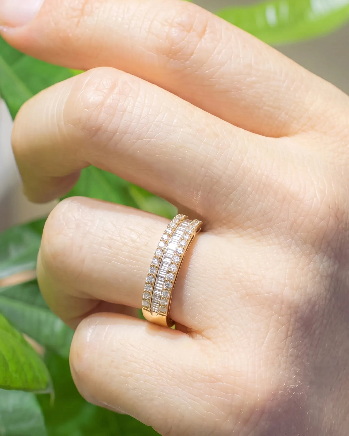 Baguette-cut and round brilliant diamond wedding band in polished 18K yellow gold | SARATTI