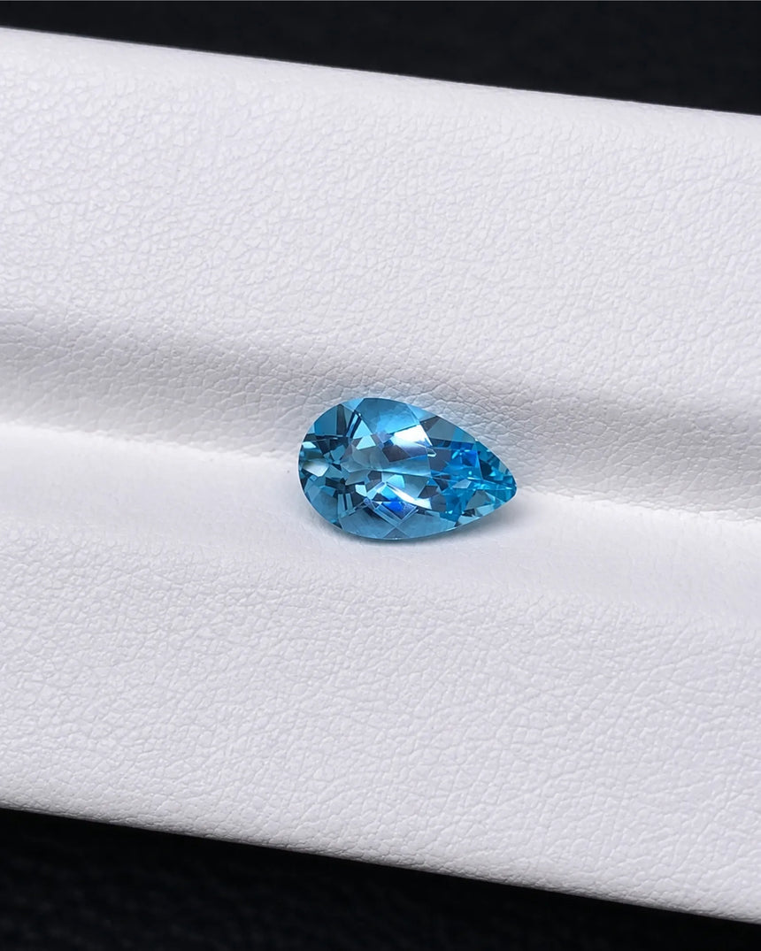 Angled view of 1.06ct Natural Santa Maria Aquamarine | SARATTI