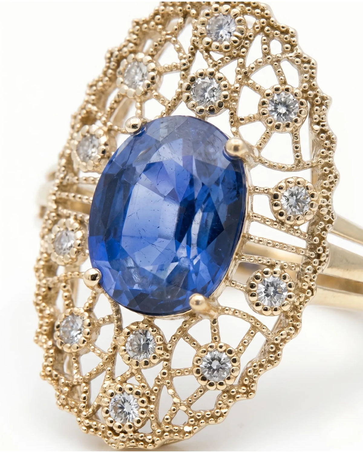 Antique-inspired sapphire ring with openwork diamond halo in warm yellow gold | SARATTI