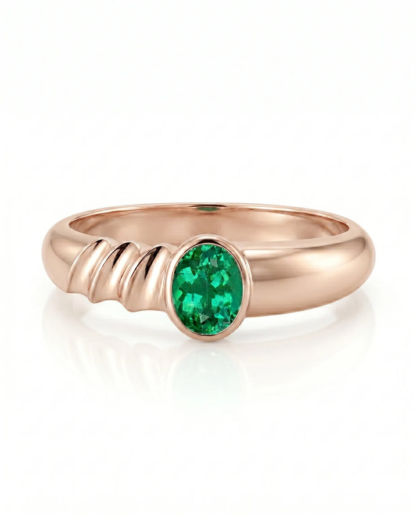 Bezel set emerald ring in 18K rose gold | SARATTI