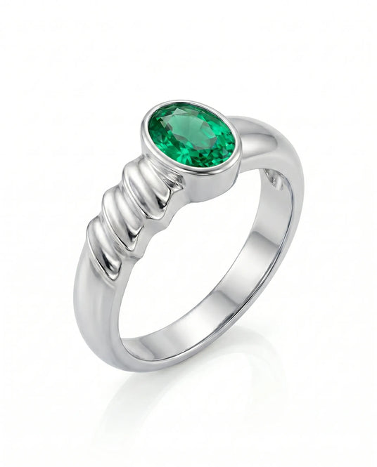 Bezel set emerald ring in 18K white gold | SARATTI