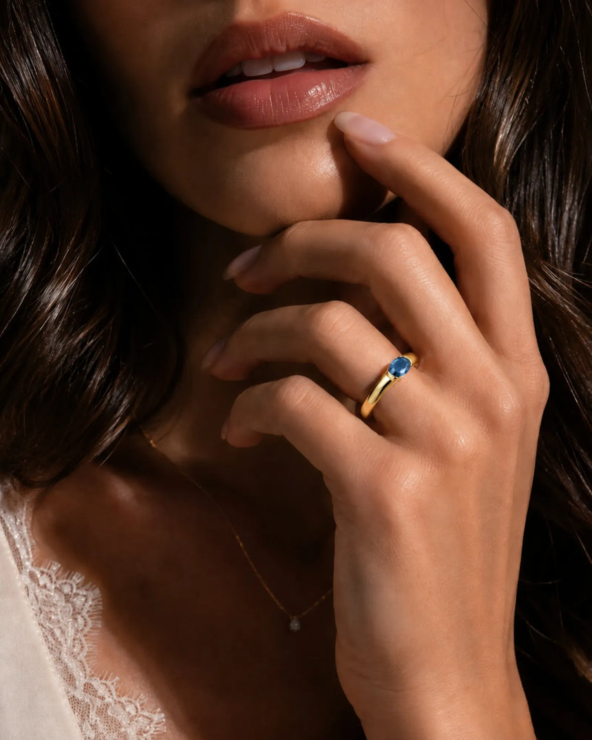 Blue oval sapphire ring with protective bezel design in 18K yellow gold | SARATTI