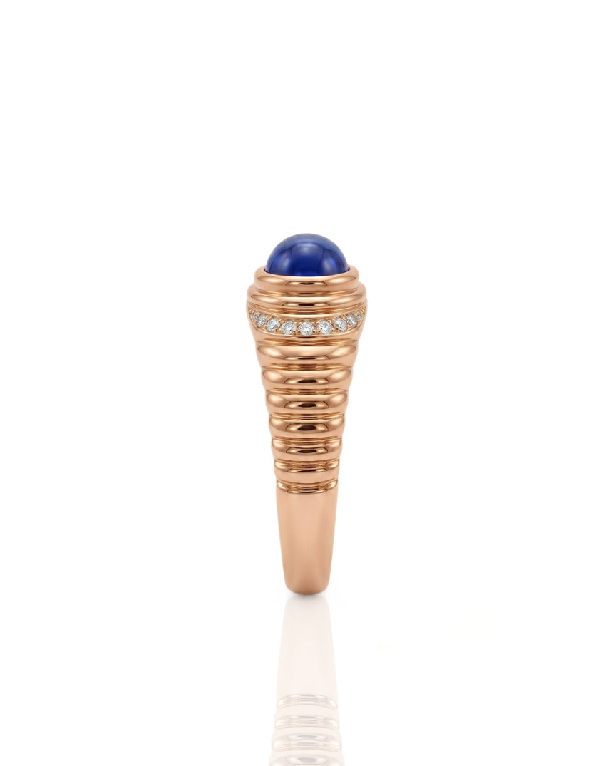 Cabochon sapphire ring with soft sculptural ribbed design in 18K rose gold | SARATTI