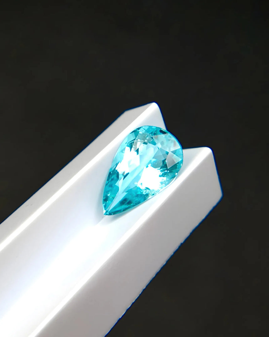 Certified Paraiba tourmaline gemstone 1.23 carat close-up - SARATTI