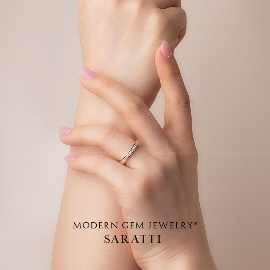 18K Yellow Gold Wedding Band on Female Finger | Modern Gem Jewelry | Saratti