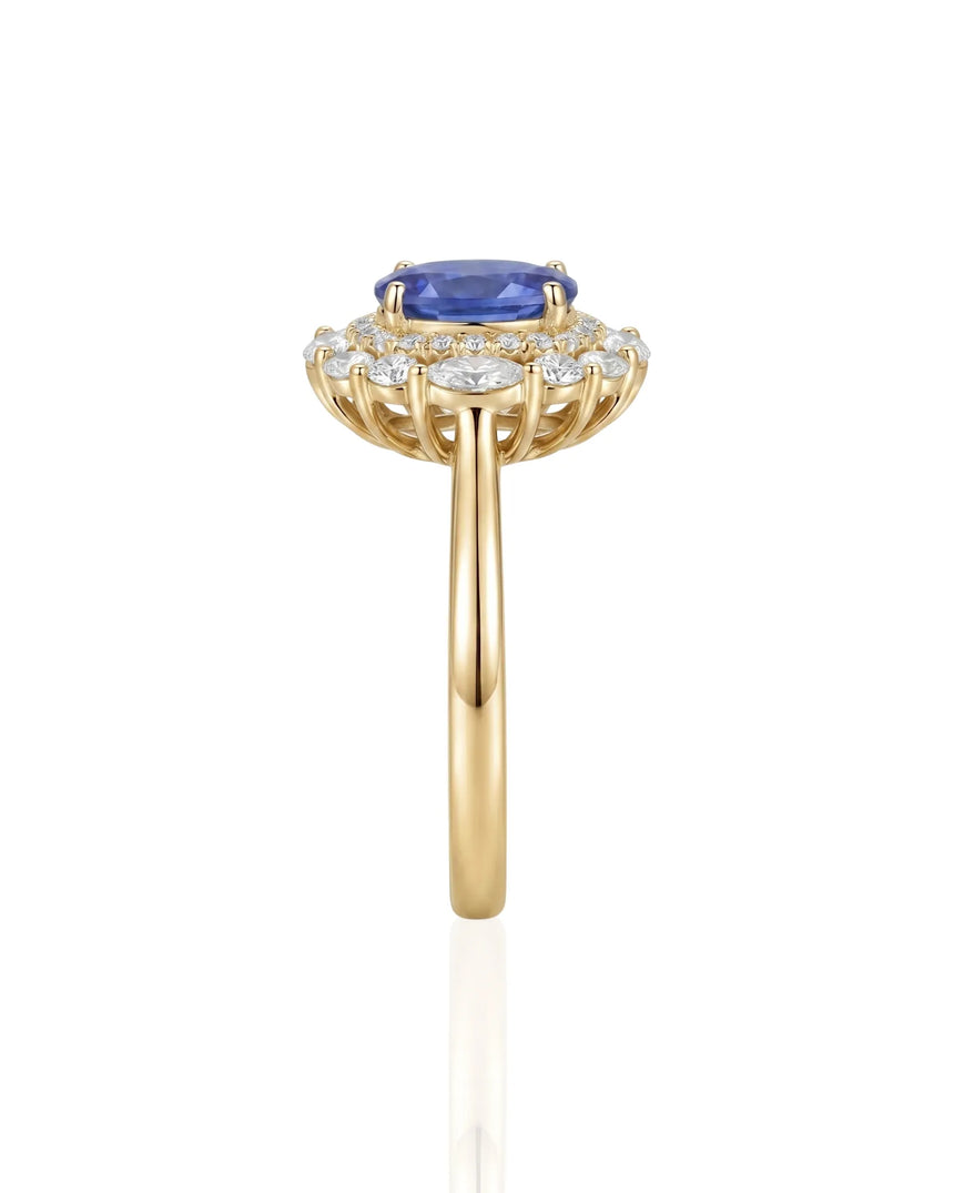 Classic sapphire halo ring with refined diamond frame in 18K yellow gold | SARATTI