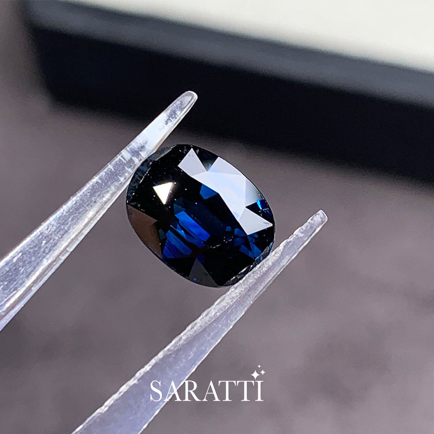 Close-up of 3.14 carat Natural sapphire oval brilliant faceting | SARATTI