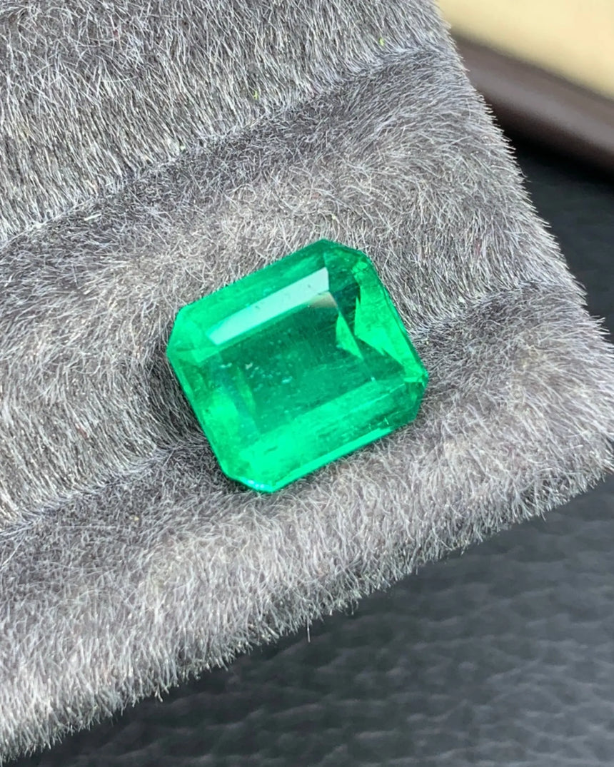 Close-up of Natural Colombian Emerald with Verdant Green colour and clipped corners | SARATTI