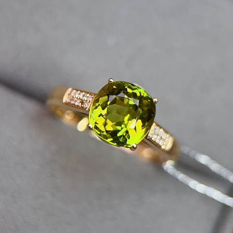 Cushion Cut Green Tourmaline Ring in 18K Yellow Gold | SARATTI