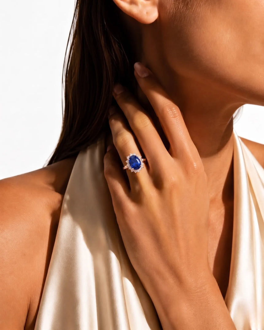 Deep blue oval sapphire ring with brilliant diamond frame in 18K rose gold | SARATTI