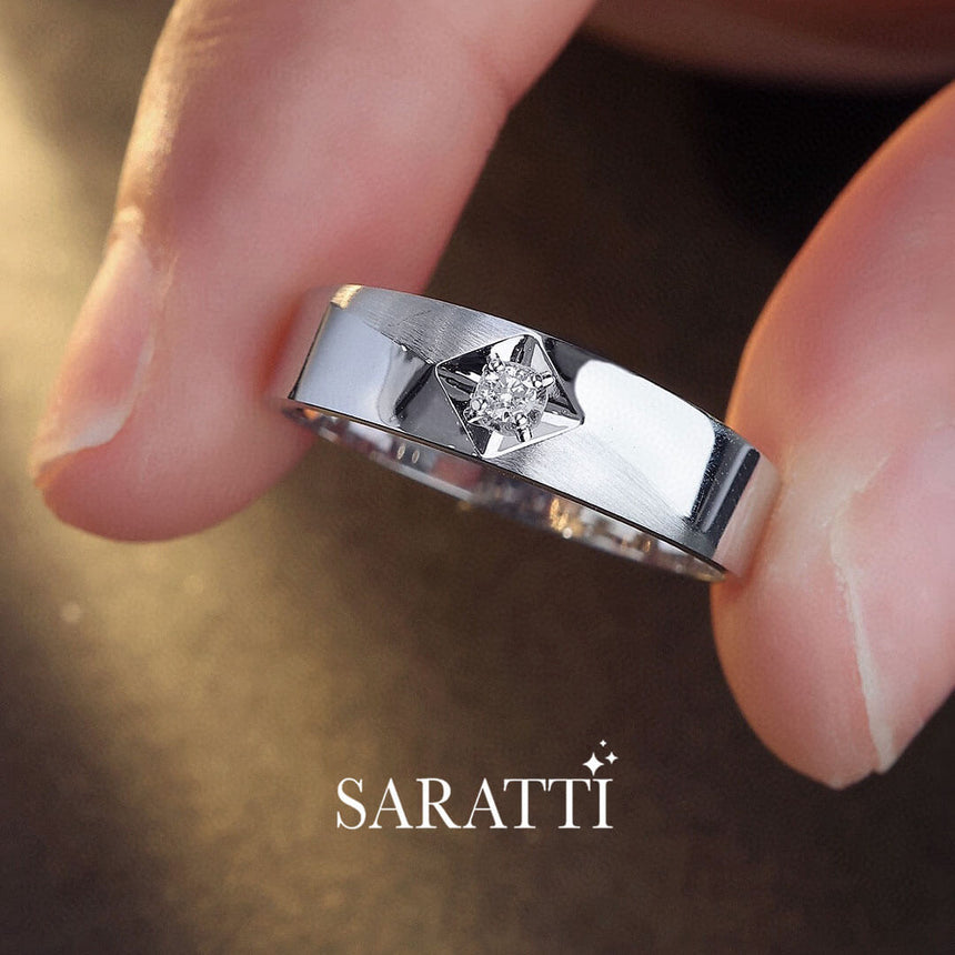 Model holds the Cometa Soul Solitaire Diamond Ring for Men | Saratti