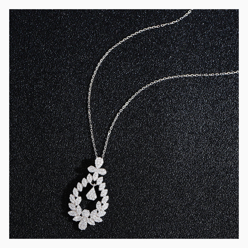Black & White Contrast theme shot of the Couronne De Nature Silver Pendant Necklace | Saratti