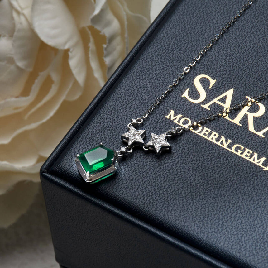Side Shot of the Esprit de Nature Emerald & Diamond Pendant | Saratti