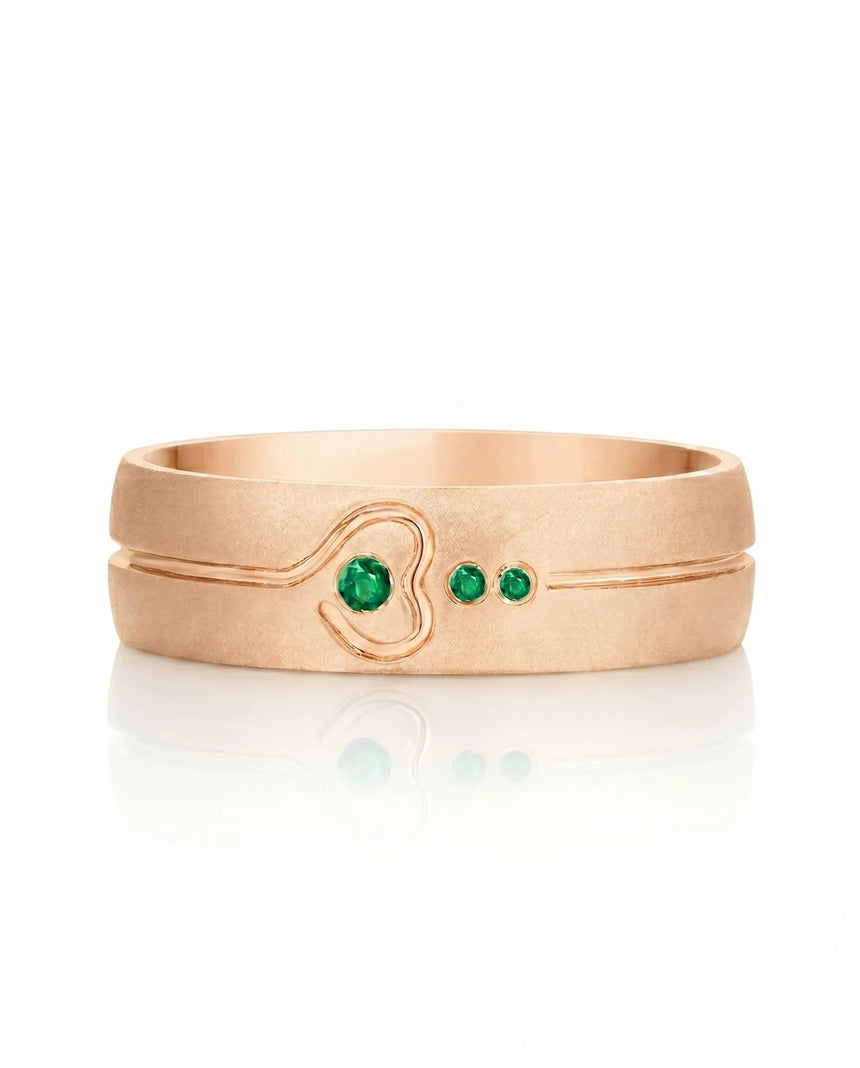 Emerald heart bezel band ring in 18K rose gold | SARATTI