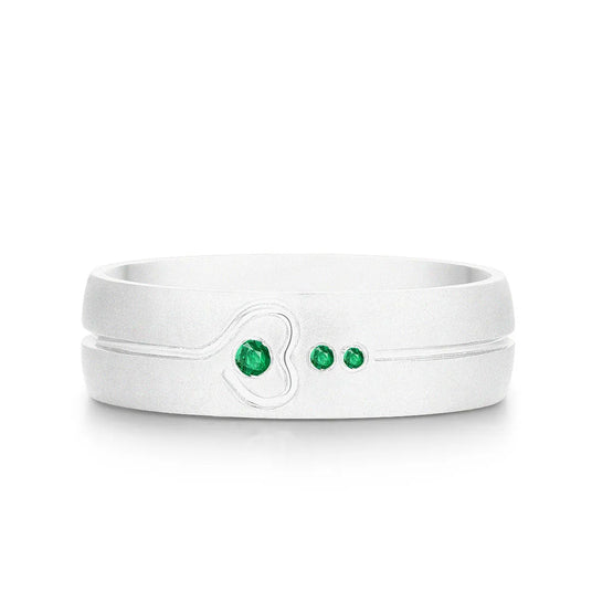 Emerald heart bezel band ring in 18K white gold | SARATTI