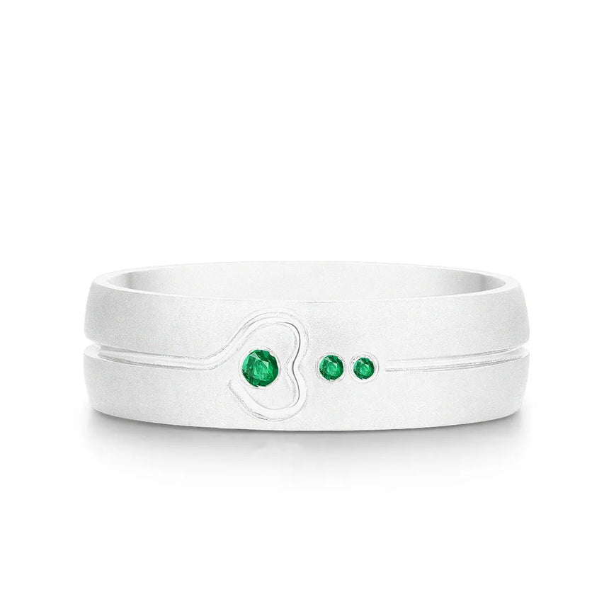 Emerald heart bezel band ring in 18K white gold | SARATTI