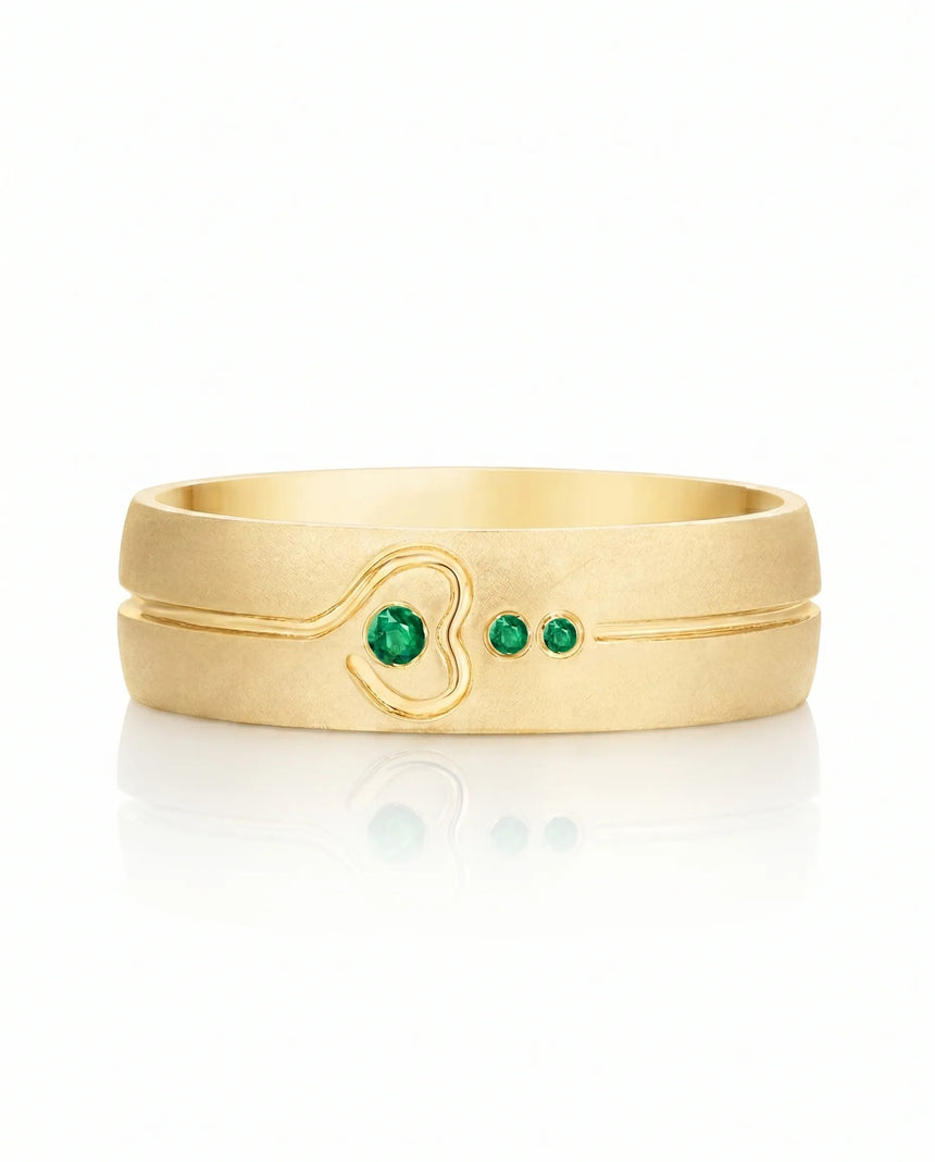 Emerald heart bezel band ring in 18K yellow gold | SARATTI