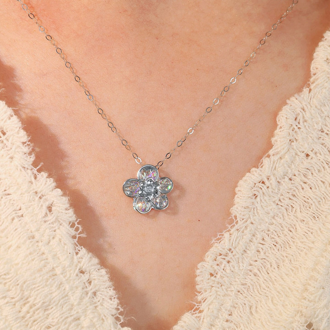 Model Wearing 18K White Gold Floral Small Diamond Necklace | Saratti