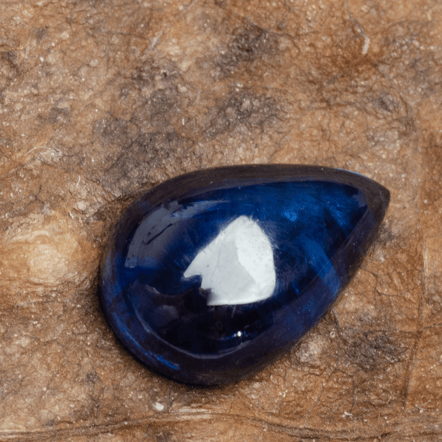 Genuine pear-shaped sapphire with vivid blue tones and smooth dome | SARATTI