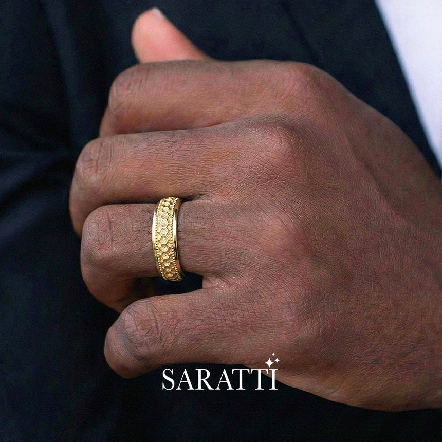 Geometric men's wedding band aurelian honeycomb design 18k yellow gold | SARATTI