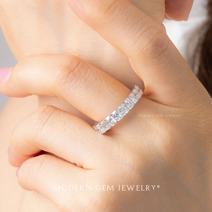 Elegant Platinum Wedding Band on Female Finger | Modern Gem Jewelry | Saratti
