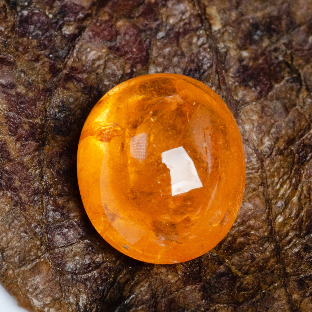 Loose 2.47ct Namibian Fanta Garnet oval stone, eye-clean clarity | SARATTI