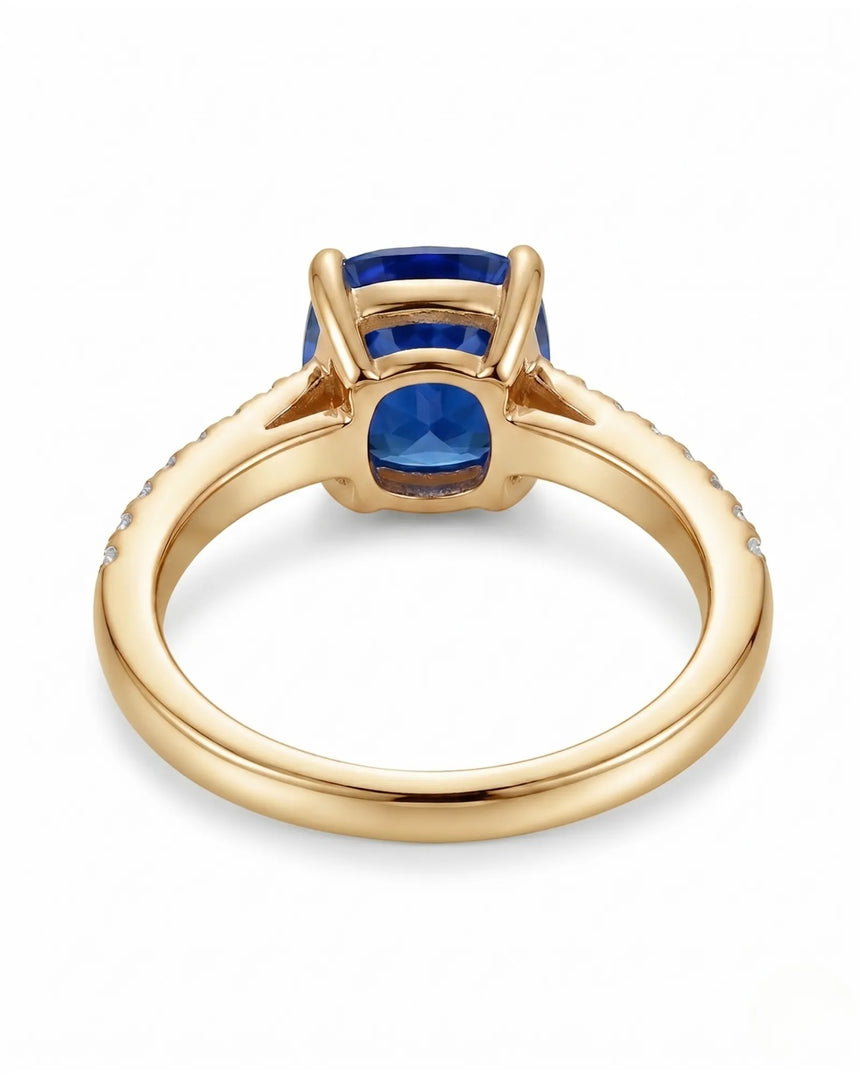 Luxury blue sapphire diamond ring with warm refined design in 18K yellow gold | SARATTI