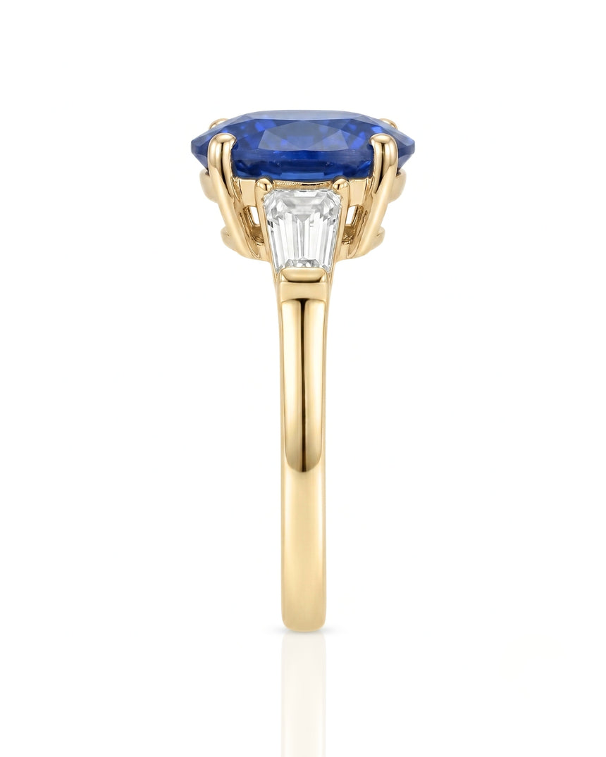 Luxury blue sapphire three-stone ring with baguette diamonds in 18K yellow gold - SARATTI