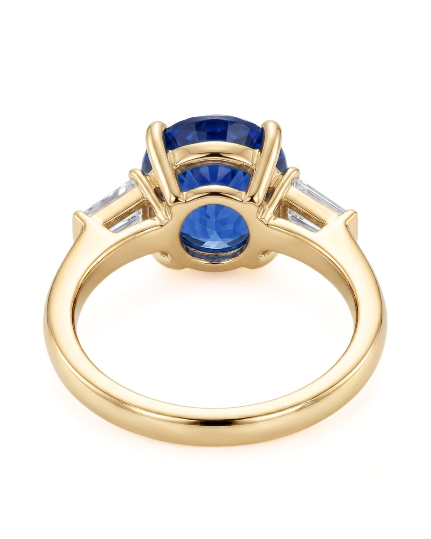 Luxury blue sapphire three-stone ring with baguette diamonds in 18K yellow gold | SARATTI
