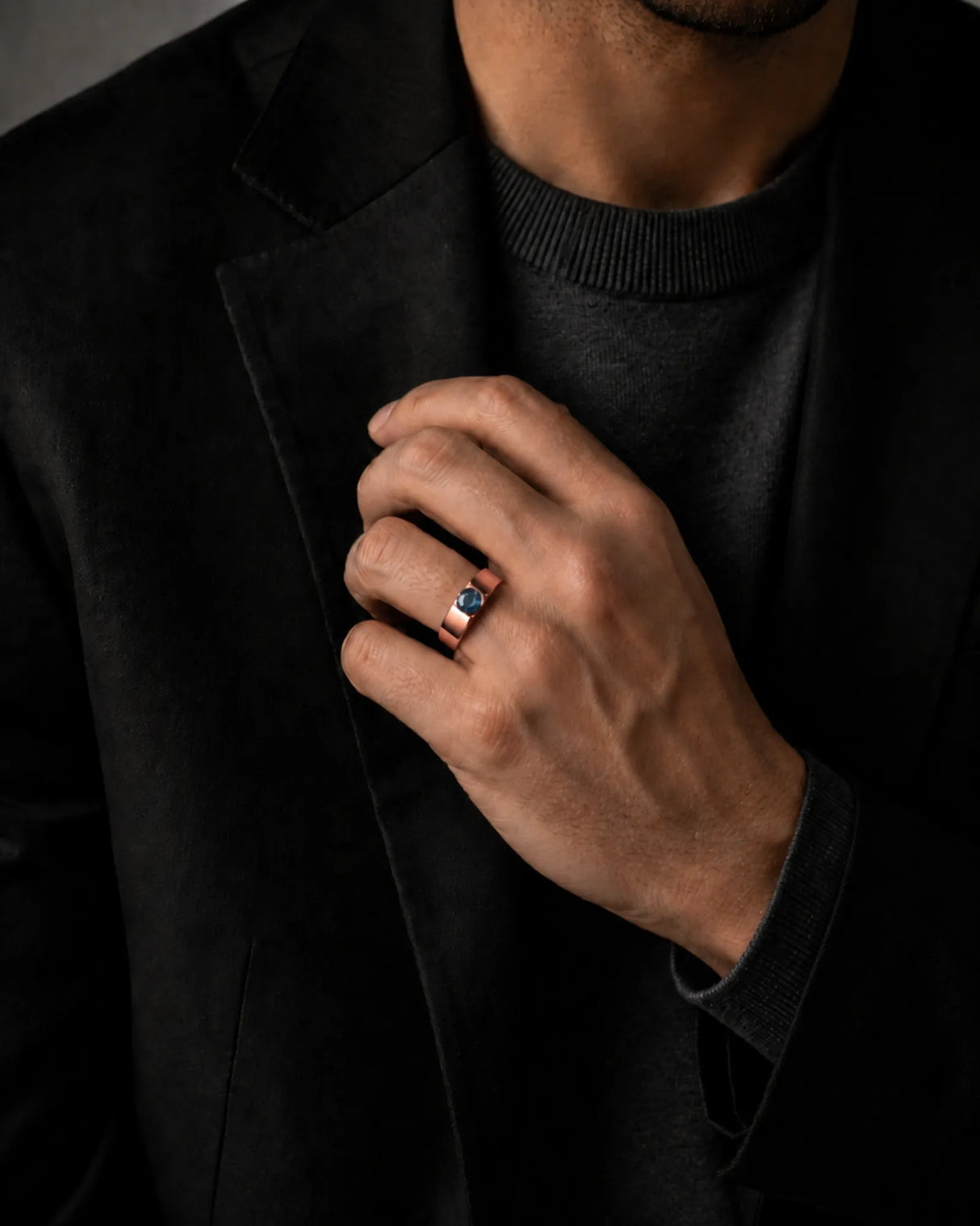 Luxury men’s ring with vivid blue diamond and structured 18K rose gold design | SARATTI