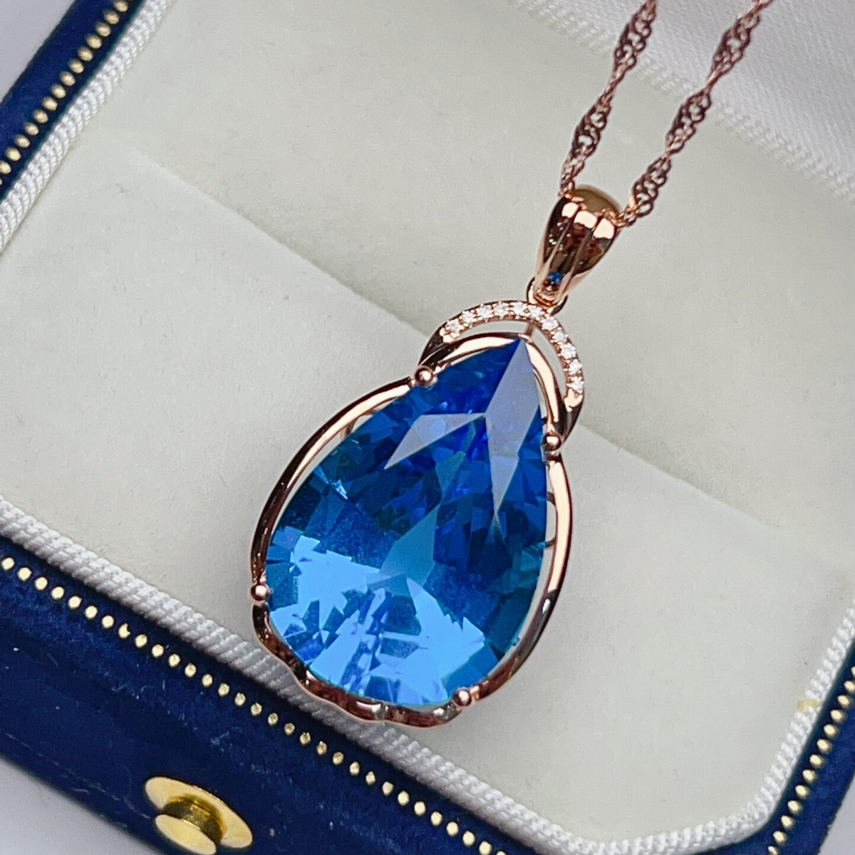 16.9ct Swiss Blue Topaz Pendant in 18K Rose Gold