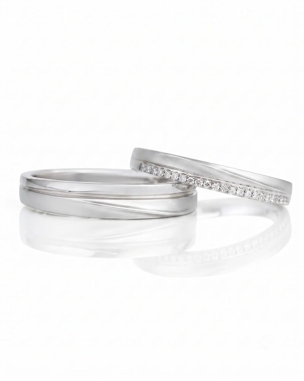Matching wedding ring set with smooth curved surfaces and harmonious 18K white gold construction | SARATTI