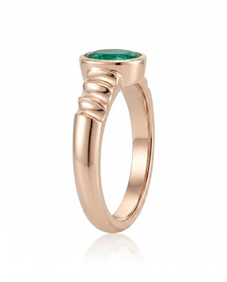 Modern emerald bezel ring in 18K rose gold | SARATTI