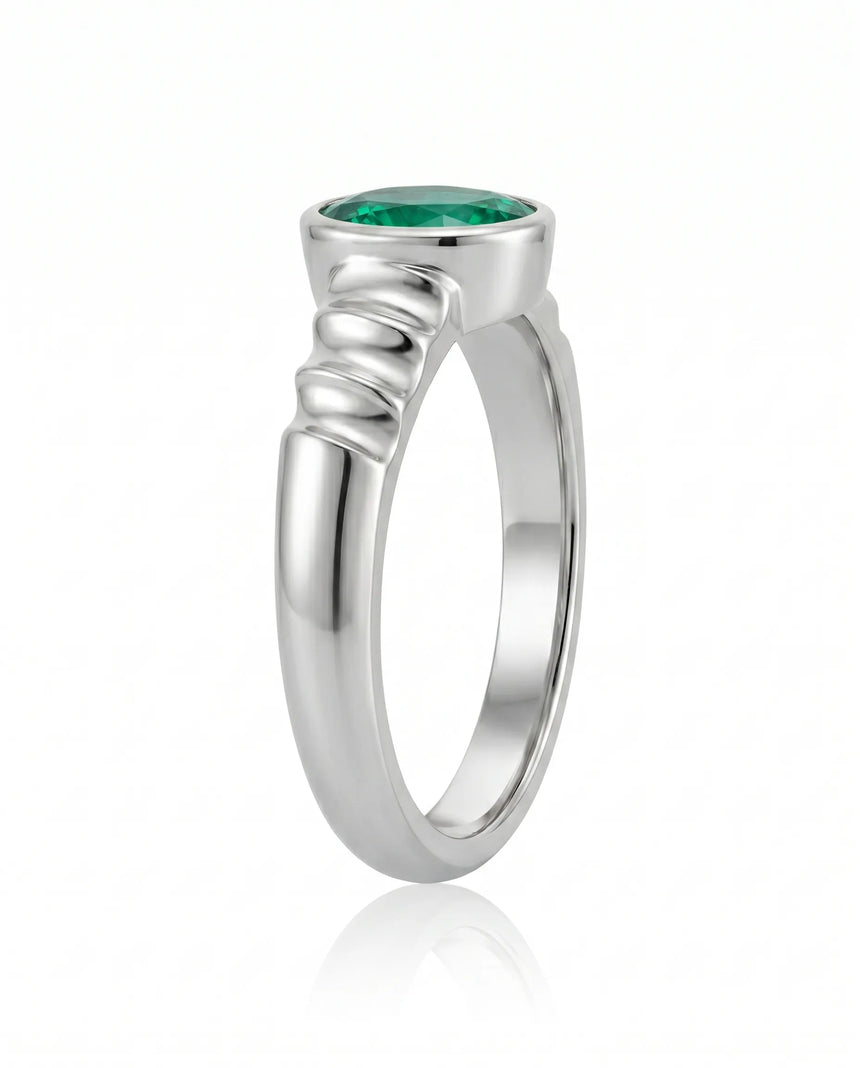 Modern emerald bezel ring in platinum | SARATTI
